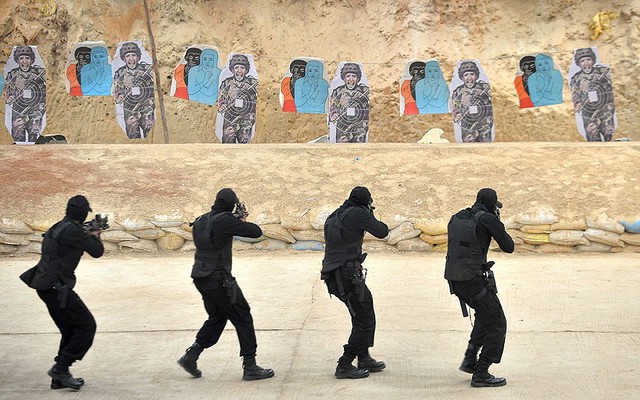 Cảnh sát đặc nhiệm luyện tập kỹ năng bắn súng tại Trung tâm chống khủng bố ở Bangalore, Ấn Độ.