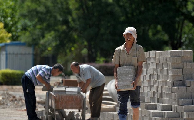 Công nhân lao động dưới trời nắng nóng tại thành phố Thạch Gia Trang, tỉnh Hà Bắc, Trung Quốc.