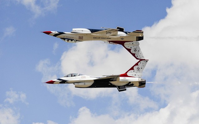 Phi đội Thunderbirds bay biểu diễn sau lễ tốt nghiệp của khóa 2014 tại Học viện Không quân Mỹ ở Colorado Springs, Colorado.