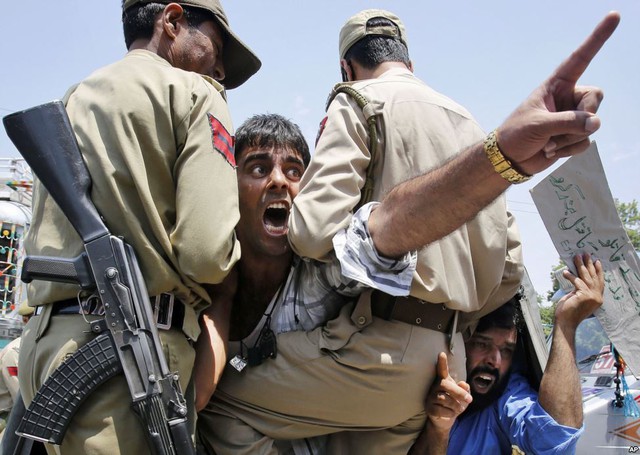 Cảnh sát bắt giữ những người biểu tình ở Srinagar, Ấn Độ, phản đối chiến dịch quân sự của Israel tại Dải Gaza.