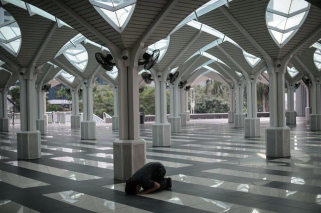 Một người Malaysia theo đạo Hồi cầu nguyện tại một nhà thờ Kuala Lumpur trong tháng lễ Ramadan.