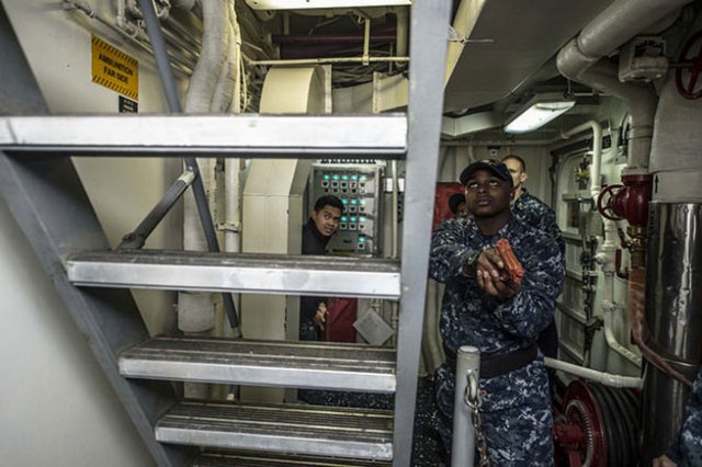 Lính thủy đánh bộ Mỹ tập bảo vệ an ninh trên tàu khu trục tên lửa USS Halsey Ảnh: Navy.mil