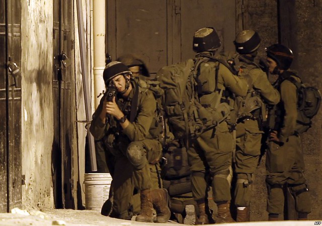 Các binh sĩ Israel tham gia chiến dịch tìm kiếm 3 thiếu nữ được cho là bị nhóm vũ trang Hamas bắt cóc, tại ngôi làng Awarta, Bờ Tây.
