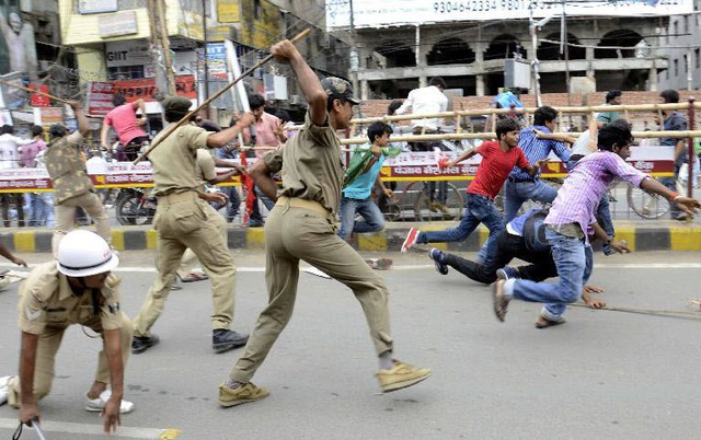 Cánh sát cố gắng giải tán các sinh viên biểu tình phản đối chính phủ ở Patna, Ấn Độ.