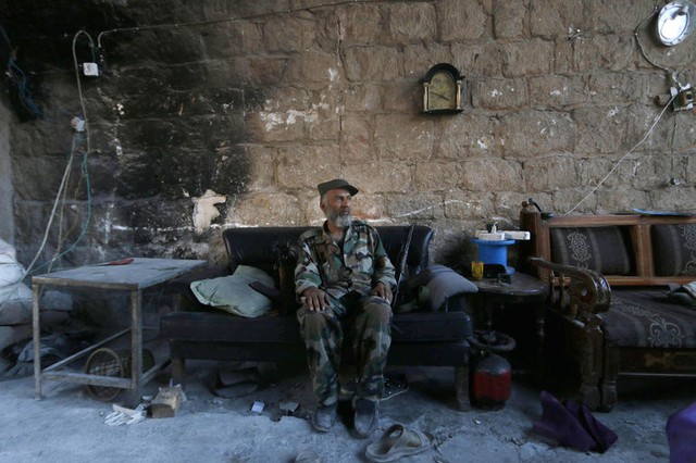 Chiến binh phiến quân Syria ngồi nghỉ ngơi trong một ngôi nhà ở thành phố Aleppo.