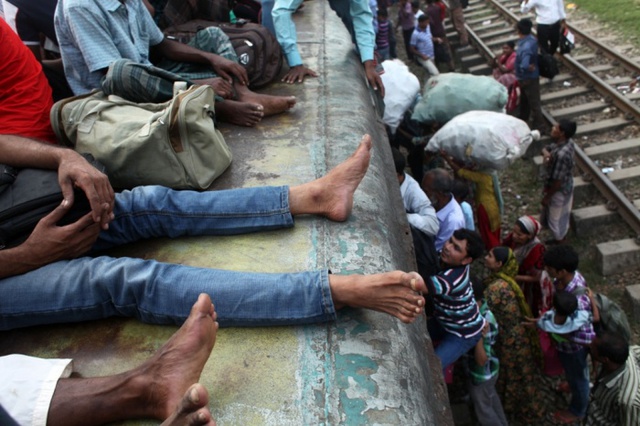 Mọi người cố gắng trèo lên nóc toa tàu tại Dhaka, Bangladesh, để trở về quê trong dịp lễ Eid al-Adha của đạo Hồi.