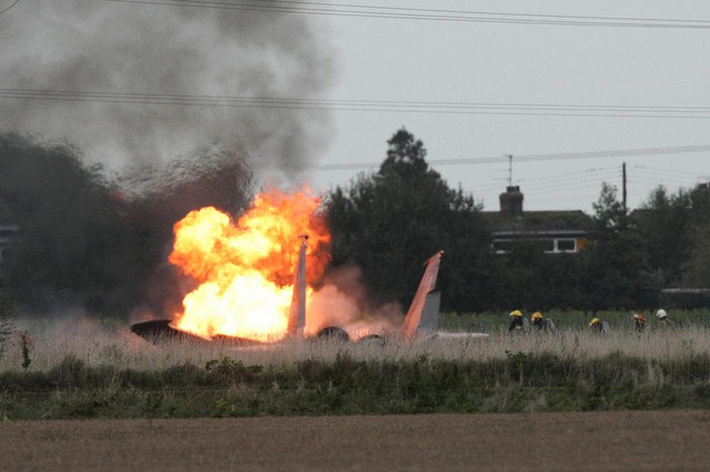 Một máy bay chiến đấu F-15 của quân đội Mỹ bốc cháy sau khi rơi trên cánh đồng ở Lincolnshire, Anh.