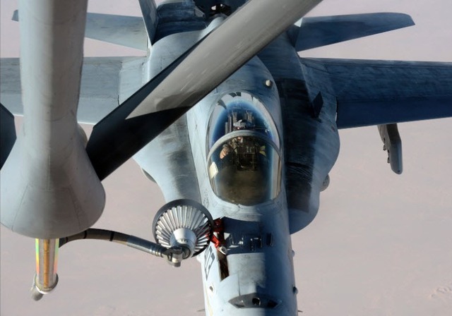 Máy bay chiến đấu của Hải quân Mỹ tiếp nhiên liệu trên bầu trời Iraq trong chiến dịch không kích nhằm vào phiến quân Nhà nước Hồi giáo.
