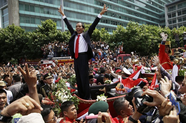 Tổng thống Indonesia  Joko Widodo vẫy chào đám đông trong cuộc diễu hành sau lễ nhậm chức của ông tại thủ đô Jakarta.