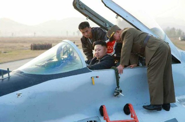 Nhà lãnh đạo Triều Tiên Kim Jong-un kiểm tra buồng lái máy bay khi tới thị sát một cuộc tập trận của lực lượng Phòng không và Không quân Triều Tiên.