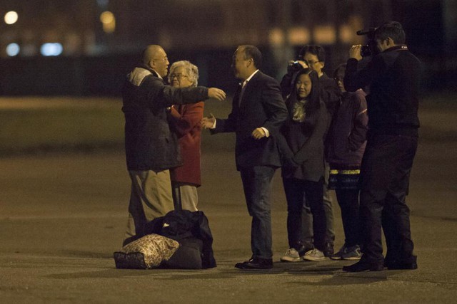 Công dân Mỹ Kenneth Bae đoàn tụ cùng gia đình tại căn cứ không quân Lewis-McChord ở Fort Lewis, Washington, sau khi được Triều Tiên trả tự do.