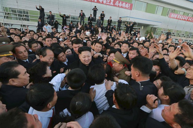 Nhà lãnh đạo Triều Tiên Kim Jong Un được chào đón nồng nhiệt khi tới thăm nhà máy 20/2 của quân đội Triều Tiên ở thủ đô Bình Nhưỡng.