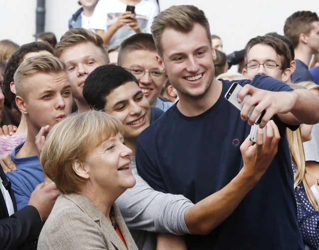 Ngày 30/9/2014, Thủ tướng Đức Angela Merkel tới thăm một trường học ở Gerau và vui vẻ chụp ảnh tự sướng cùng học sinh, sinh viên. Nguồn: dfic.cn