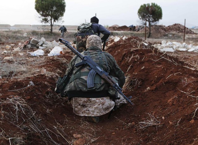 Các thành viên phiến quân Syria vận chuyển vũ khí tới cứ điểm của họ gần ngôi làng al-Zahra ở ngoại ô thành phố Aleppo.