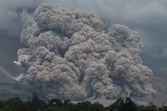 Tro bụi bốc lên từ miệng núi lửa Sinabung ở Karo, Indonesia.