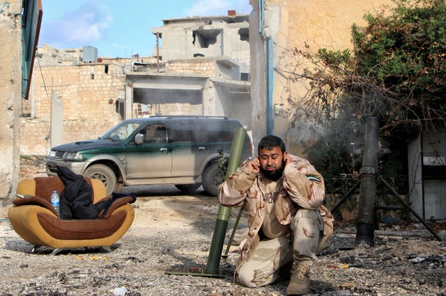 Chiến binh phiến quân Syria phóng đạn cối nhằm vào quân đội chính phủ tại thành phố Aleppo.