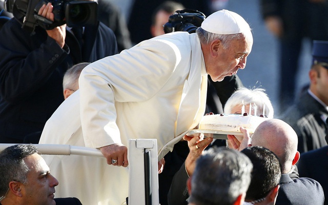 Giáo hoàng Francis thổi nến mừng sinh nhật lần thứ 78 của ông trước khi thuyết giảng ở Vatican.