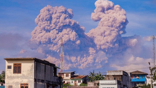 Khói bụi bốc lên từ núi lửa Sinabung trên đảo Sumatra, Indonesia.