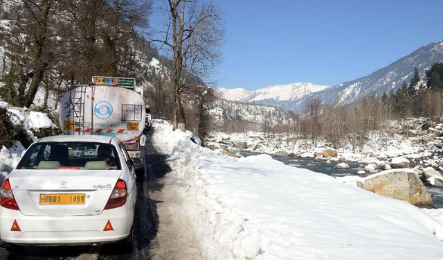 Các phương tiện gần như ‘tê liệt’ trên đường do bão tuyết tại tỉnh Himachal Pradesh, Ấn Độ.