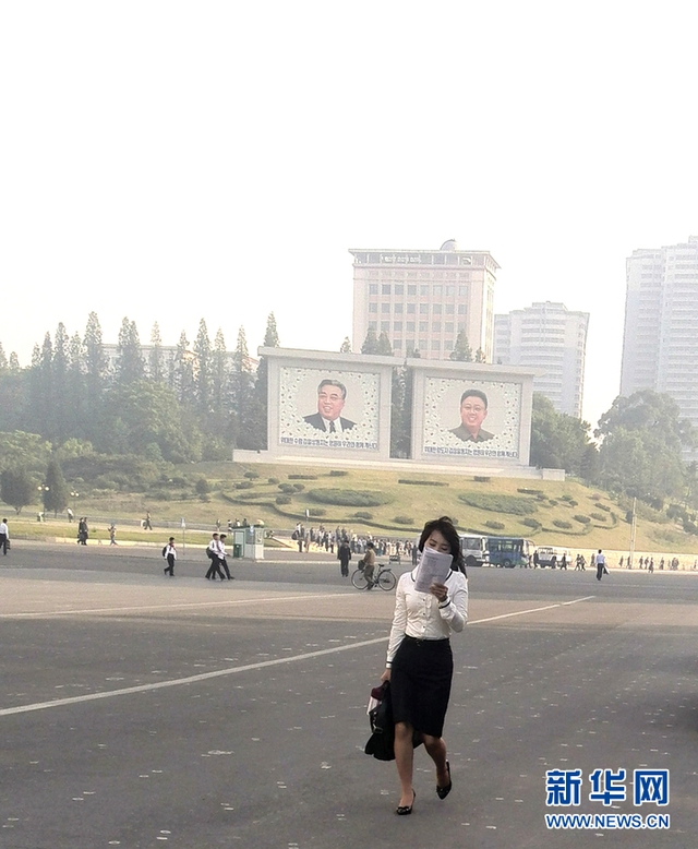 Nữ sinh Triều Tiên vừa đi vừa đọc sách. Ảnh: THX