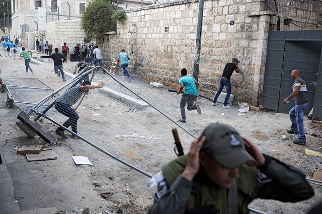 Người Palestine bỏ chạy sau khi bị binh sĩ Israel bắn đạn hơi cay tại thành phố Jerusalem.