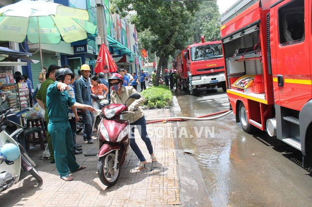 Hàng trăm khách hoảng loạn dắt xe ra khỏi khu vực cháy