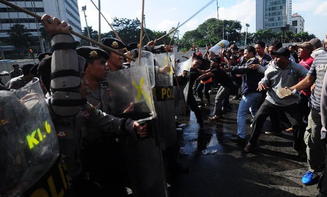 Cảnh sát Indonesia tham gia cuộc diễn tập chống bạo động chuẩn bị cho cuộc bầu cử tổng thống sắp tới ở Jakarta.