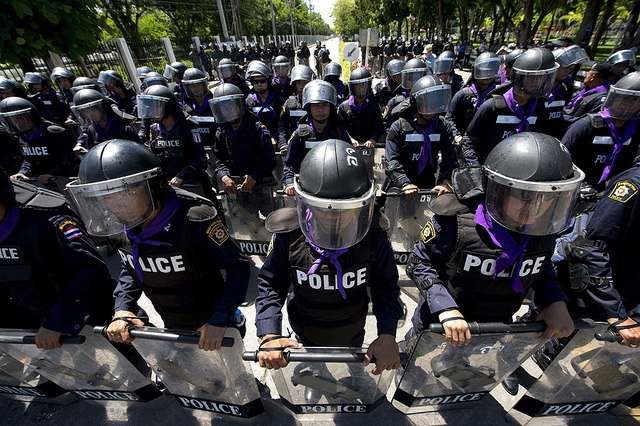 Cảnh sát đứng thành hàng rào bảo vệ trong một cuộc biểu tình chống chính phủ ở Bangkok, Thái Lan.