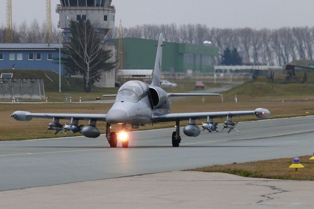 L-159 mang theo bom điều khiển bằng laser GBU và tên lửa đối không tầm ngắn Sidewinder.