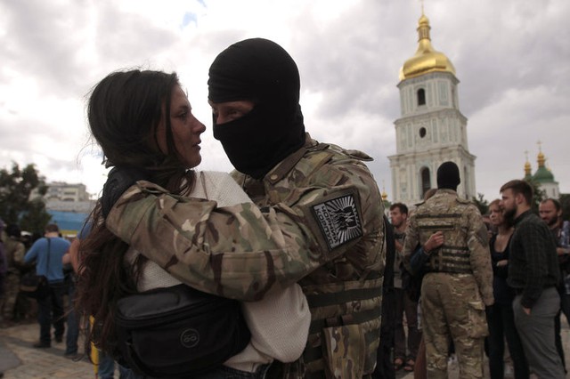 Một phụ nữ chia tay bạn trai trong ngày gia nhập tiểu đoàn Azov của quân đội Ukraine tại thủ đô Kiev.