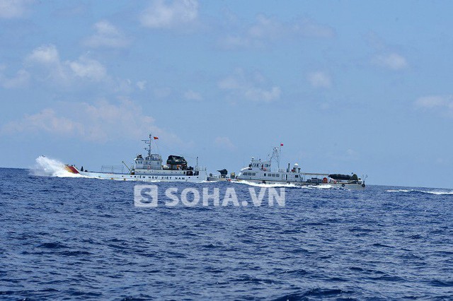 Tàu hải cảnh Trung Quốc đâm húc tàu kiểm ngư Việt Nam
