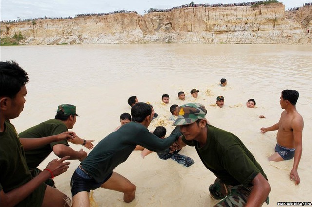 Đội cứu hộ đang tìm kiếm chiếc trực thăng quân sự rơi trong một buổi huấn luyện ở ngoại ô thủ đô Phnom Penh, Campuchia. Vụ tai nạn khiến 5 người thiệt mạng.