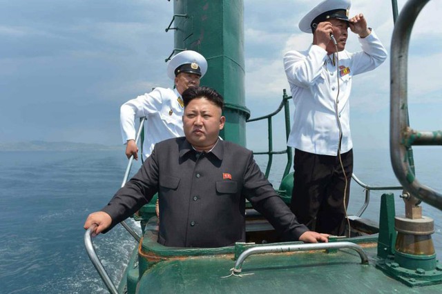 Nhà lãnh đạo Triều Tiên Kim Jong-un thăm tàu ngầm tàu ngầm 748 trong chuyến thị sát Đơn vị Hải quân 167, thuộc Quân đội nhân dân Triều Tiên.