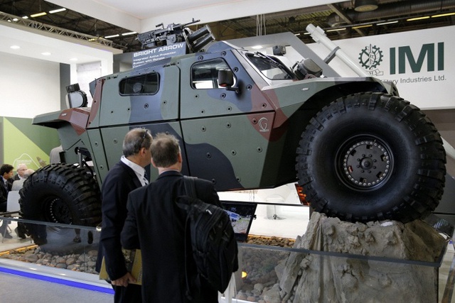Nhà sản xuất IMI của Israel giới thiệu phương tiện bọc thép mang tên Combatguard tại triển lãm.