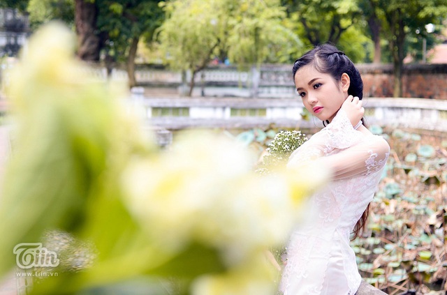 Trong trang phục áo dài trắng, Ánh càng toát lên vẻ đẹp tinh khôi và rạng rỡ. Nhìn cô nàng không chỉ đầy sức sống và còn gây ấn tượng với nhan sắc đậm chất Việt.