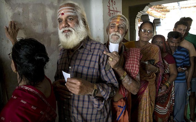 Những người theo đạo Hindu xếp hàng đi bỏ phiếu ở tại một điểm bầu cử ở Varanasi, Ấn Độ.