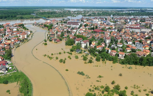 Nước lũ gần như nhấn chìm thị trấn Brcko, Bosnia. Ít nhất 34 người thiệt mạng và hàng nghìn người phải sơ tán do lũ lụt ở Serbia và Bosnia.