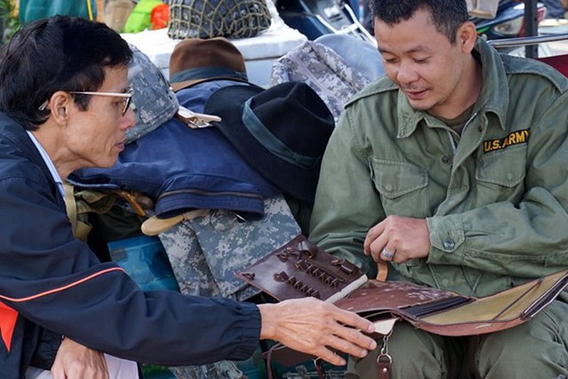 Một chiếc túi da dành cho sĩ quan thời chiến đang được ngã giá.