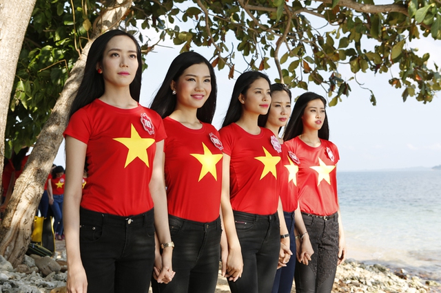 Ngày thứ hai ở huyện đảo Phú Quốc, dàn thí sinh đã cùng NSƯT Tạ Minh Tâm thực hiện MV mang tên Tổ Quốc gọi tên mình.
