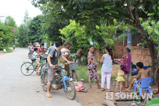 Người dân xã Tân Thạnh Đông bàn tán về vụ việc khiến 3 thanh niên tử vong