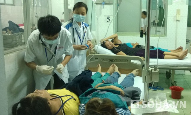 Đến 23h đêm gần 100 công nhân có dấu hiệu ngộ độc thực phẩm vẫn đang được chăm sóc tại Trung tâm y tế thị xã Thuận An (Bình Dương)