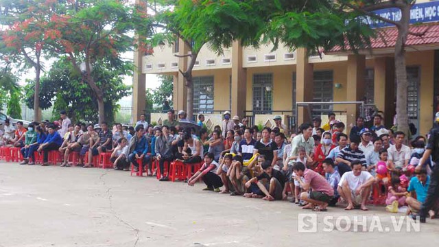 Phiên tòa thu hút hàng trăm người dân tham gia theo dõi trong đó chủ yếu là công nhân