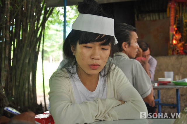 chị Nguyễn Thị Phương Lan, (em gái ruột của Phương) nức nở kể về anh trai