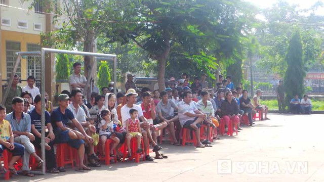 Ngày từ sáng sớm hàng trăm người dân phường Tân Hiệp (thị xã Tân Uyên, Bình Dương) đã có mặt theo dõi phiên tòa