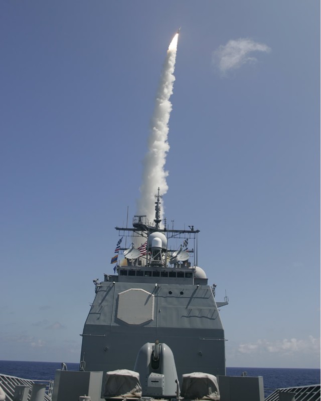 Tên lửa RIM-161 SM-3 phóng đi từ tuần dương hạm USS Hué City
