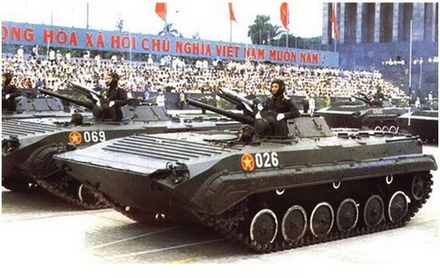 AT-3 Sagger trên thiết giáp BMP-1 trong lễ duyệt binh năm 1985