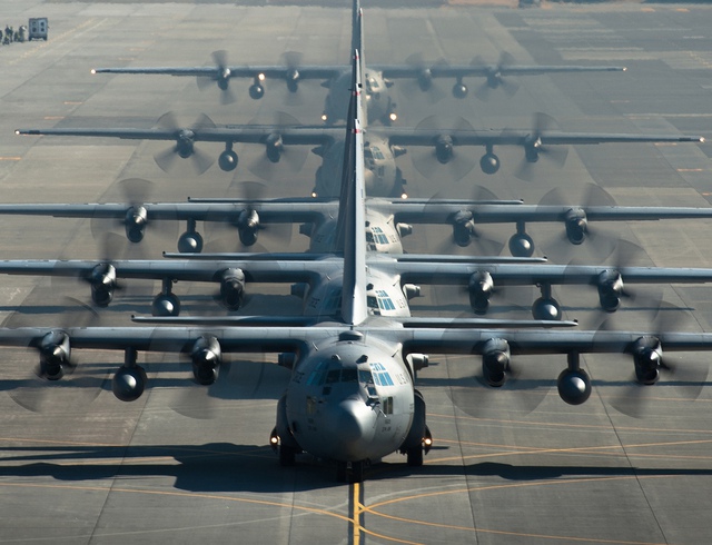 Một cuộc diễu binh Voi đi bộ quy mô nhỏ của 5 chiếc C-130