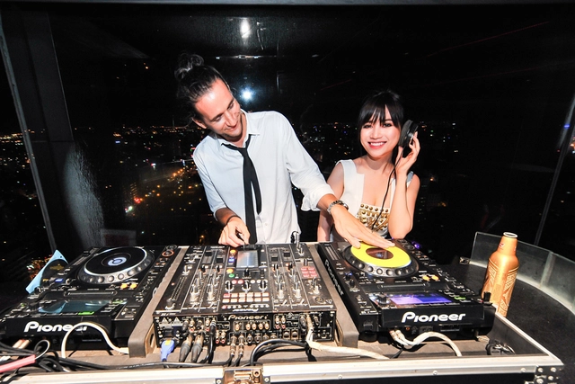 Trong đêm tiệc tại TP. HCM DJ Tang đề nghị được hướng dẫn Sĩ Thanh một vài bước cơ bản và Sĩ Thanh đã vui vẻ nhận lời vì bản thân cô chưa từng được trải nghiệm công việc làm DJ bao giờ.
