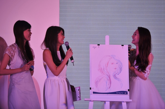 Trong ngày hội này, 3 người đẹp :Bảo Anh, Bích Phương và VJ Phương Linh đều hào hứng tham gia đủ các hoạt động từ lớp học vẽ tranh, hướng dẫn các bạn trẻ tập vẽ tranh bằng tóc hay chăm sóc tóc ở khu vực làm đẹp.
