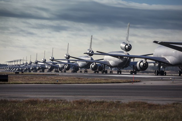 Một cuộc trình diễn Voi đi bộ cực kỳ hoành tráng của các máy bay tiếp dầu KC-10, KC-135 và máy bay vận tải hạng nặng C-17